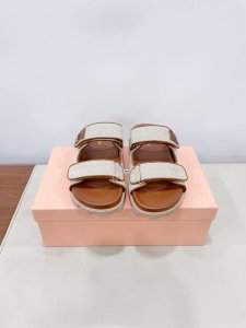 Mium* 缪缪 25Ss春夏新款 两带魔术贴厚底 拖鞋 妥妥的度假风来袭 Miu真的太少女啦！ 夏天怎么能少得了一双百搭又舒适的呢？ 这款不仅设计简约大方，而