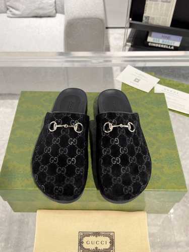 Gucci 女士马衔扣穆勒鞋 半拖鞋 这款鞋履设计源自马衔扣拖鞋，匠心融蕴宽圆头设计。马衔扣最早于20世纪50年代引入Gucci，此后成为品牌本源的象征，以当代