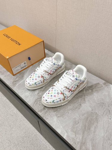 冲量价: Lv路易威登X 村上隆联名情侣款运动鞋 本款 Lv Trainer 运动鞋选用原版小牛皮革演绎路易威登 X 村上隆再版系列的鲜明美学 以老花迷彩经典图
