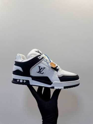 LV Trainer Sneaker 一如继往的给足安全感，实物比图片更好看更精致！梦中情鞋击败～99% 多巴胺百搭，糖果色系真的好甜 元气度满满的 奢华品质，