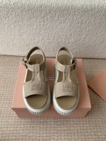 miu Miu 25Ss春夏新款松糕厚底帆布罗马露趾休闲凉鞋 质感非常高级 厚底设计非常容易驾驭穿搭 搭配袜子 更显新潮 ！大长腿利器 超级推荐！ 鞋面采用定制