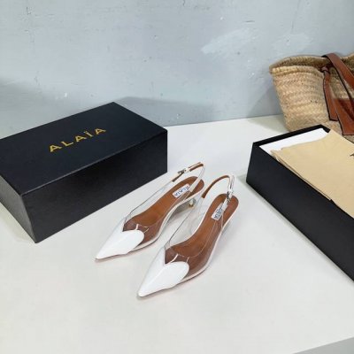 高品质出厂 ！小众潮牌独最新爆品小红书火推 AlAIA24春夏新款爱心胶片尖头细跟后空凉拖系列推出 无数的名设计师都把他看作“DesignerofDesigne