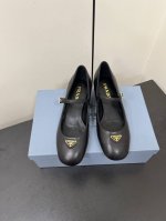 PRADA 25ss 普拉达秋冬新品 实力来袭 中跟玛丽珍粗跟单鞋 芭蕾舞鞋超级爆系列爆品，各大网红明星乔欣，程潇，同款圆头三角扣 玛丽珍单鞋 ！时髦百搭nic
