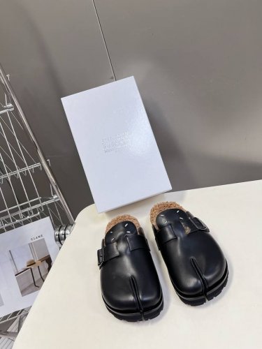 MaisonMargiela马吉拉 MM6 出勃肯毛拖啦 新款火爆来袭！太香了，靓丽多彩少女感扑面而来！ 不容错过的时尚单品 简单又有格调的美 跑量扛把子，分趾