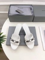 Balenciaga 巴黎世家 25 2025春夏新品 经典小猫跟金属鉚钉拖鞋超火爆 众明星网红潮人大秀款 松驰感满满 秀气高级又可爱 小牛皮配搭和经典双log