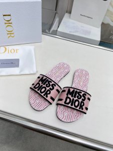 橙子出厂价 迪奥 Miss Dior系列平底拖鞋 字母刺绣logo拼色一字拖鞋 经典上乘美艳力作 dior专柜最火春夏系列 兼备气质 时尚 经典耐看的设计风格