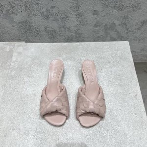 bottega Venet* 最新最经典猫跟凉鞋！扭结编织饰带 Ins&小红书巨多网红明星上身！上脚超性感！真的太美了！这款编织的鞋面超有高级感！高级穿着又仙女
