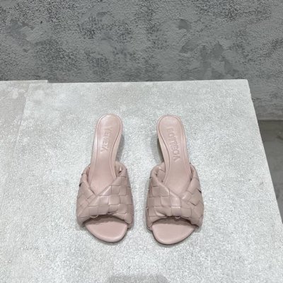 bottega Venet* 最新最经典猫跟凉鞋！扭结编织饰带 Ins&小红书巨多网红明星上身！上脚超性感！真的太美了！这款编织的鞋面超有高级感！高级穿着又仙女