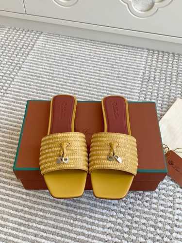 批 代购级 Loro Piana Lp Sprightly Charms系列凉拖鞋 凉鞋 Sprightly Charms 凉鞋 以方形鞋头和鞋跟展现全新创意，