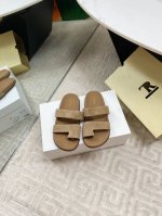 出厂 The Row25S春夏新品 夹脚懒人拖鞋 极简主义的设计风格 日常随心搭配都无敌好看！ 上脚也是很时尚软糯糯的 夏日旅行必备神器！ 鞋面采用原版定制材质