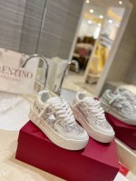 出厂价 烫钻版面 独家厚底粗鞋带最高端 Valentino华伦天奴厚底粗鞋带爆款休闲鞋！ 张艺兴 关晓彤众多网红明星同款 代言引领潮流！！ 面料:原版定制全粒面