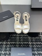 chanel香奈儿 2025 早春经典烫钻防水台凉鞋拖鞋 顶级版本 简约而不失优雅的设计 好穿好搭清新脱俗 生动知性优雅 更蕴含着不羁的时尚态度 这种态度是从心