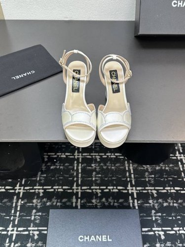 chanel香奈儿 2025 早春经典烫钻防水台凉鞋拖鞋 顶级版本 简约而不失优雅的设计 好穿好搭清新脱俗 生动知性优雅 更蕴含着不羁的时尚态度 这种态度是从心