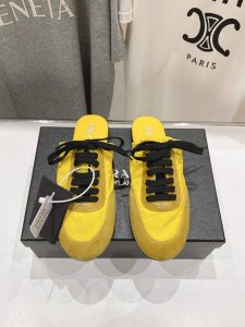 高版本出厂 半托 Prada*普拉达P家25ssfw～new新款绑带休闲鞋，低调奢华懒人鞋，富人的不二选择！软胶底素有踩云感之称～舒适度百分百细腻反绒皮鞋面，鞋