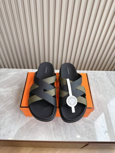 出厂 顶级版本 Hermes 爱马仕火到不行的情侣款二舅拖 最新蛇纹凉鞋拖鞋,搭配各种彩色袜子，潮爆了！ 鞋面：进口牛皮 羊京皮 布面 掌纹皮 内里：进口牛皮
