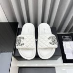 sc 小香24P春夏新品 菱格交叉厚底面包拖懒人一字拖鞋 懒人必备穿了会上瘾的拖鞋 巨软巨舒服 让你摆脱一切的束缚感 呆萌的面包鞋型 对脚宽的宝宝很友好 大底有
