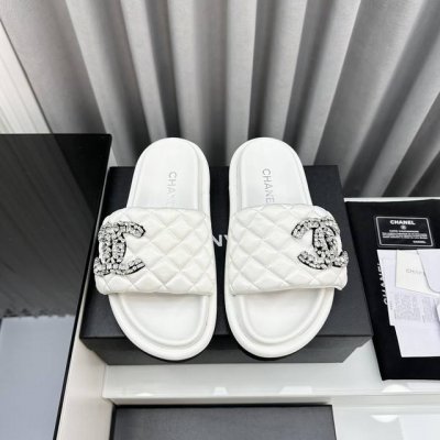 sc 小香24P春夏新品 菱格交叉厚底面包拖懒人一字拖鞋 懒人必备穿了会上瘾的拖鞋 巨软巨舒服 让你摆脱一切的束缚感 呆萌的面包鞋型 对脚宽的宝宝很友好 大底有