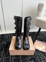 经典爆款 Miu Miu 经典走秀早秋机车靴 粗跟皮带扣复古机车西部靴子系列 夏天都可以穿的靴子来了 王炸款 整体设计透露着波希米兰的随性和洒脱 极具特色的缠绕