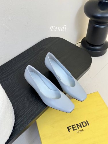 芬迪Fendi高跟鞋，小女人超闪blingbling白富美感觉来袭。任何一款鞋履上脚，blingbling的超闪小女人就提现出来啦超显年轻的不分年龄均可穿着，上
