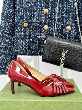 厂价 Gucci 24S秀场尖头高跟凉鞋 这双我称之为“氛围感之神” 柔颯利落的小尖头自带高级 扣带都是可以自由调节 细嫩的牛漆皮搭配金扣让你气质翻倍！ 鞋面采 - 点击图像关闭