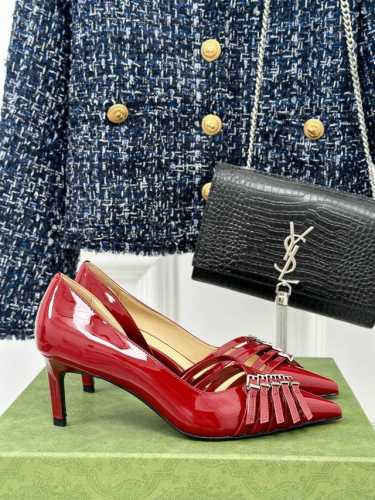 厂价 Gucci 24S秀场尖头高跟凉鞋 这双我称之为“氛围感之神” 柔颯利落的小尖头自带高级 扣带都是可以自由调节 细嫩的牛漆皮搭配金扣让你气质翻倍！ 鞋面采