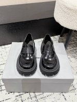 balenciaga 巴黎世家 25 最新 乐福鞋 不愧是巴黎世家这一季的鞋子简直太帅了 简直A到爆 酷酷的大头皮鞋让我想起90年代的复古感觉 鞋面是进口开边珠