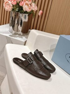 半拖 单鞋 男装10 PRADA普拉达春夏走秀款复古布洛克情侣款半拖单鞋走秀款 复古感时髦满满 随意百搭 时尚休闲 独到味道 人人都爱也轻松驾驭 每年都会爆.足