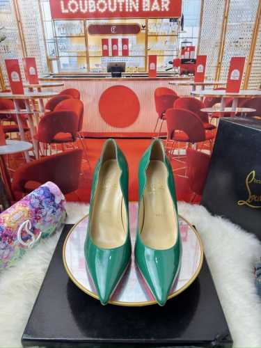 漆皮波浪单鞋 Price： Size：34-44 34.40.41.42.43.44半码定做不退换 Colour：many colour Heel：10 cm，