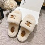 CELNE赛林羊毛拖鞋 出厂价 CELINE 塞琳 春夏新品羊毛拖鞋 这一季的赛琳又让我重新爱了它一次！ 这季节美鞋太多这款毛拖 真的是让我无法自拔真太可爱了～