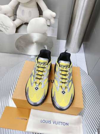 320彩色+50 路易威登 春夏男装秀场推出 Lv Runner Tatic 运动鞋：网格织物混合牛皮革，诠释跑鞋的设计精髓；反光 Monogram 花卉点缀侧 - 点击图像关闭