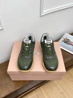 顶级版本Miu Miu 25Ss 春夏新款走秀Miumiu 德训鞋 魔术贴玛丽珍鞋 休闲鞋秀场工艺来自Miu Miu系列的细节特写 新季的潮流此刻挚爱的概念，多
