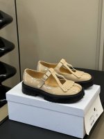 Margiela .MM6竟然出这么乖的 Tabi 玛丽珍这季出的厚底玛丽珍 Tabi比经典款更加的复古可爱些4公分的厚底显腿细 腿长是肯定的啦！再搭配小筒袜就