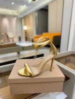 价格P： 吉安维托 罗西 Gianvito Rossi 轻松移动。这款时尚高跟凉鞋 秉承了其传统意大利工艺，专注精巧细节，打造优雅女人味，每一双吉安维托 罗西