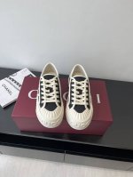 Gucci 25Ss新款Gg帆布鞋 休闲鞋 这款运动鞋 以标志性Gg帆布匠心打造 将典藏设计与现代美学巧妙糅于一体 大胆前卫的廓形配以 Gucci 印花压纹橡胶