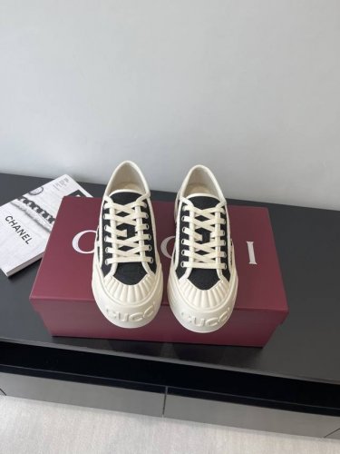 Gucci 25Ss新款Gg帆布鞋 休闲鞋 这款运动鞋 以标志性Gg帆布匠心打造 将典藏设计与现代美学巧妙糅于一体 大胆前卫的廓形配以 Gucci 印花压纹橡胶