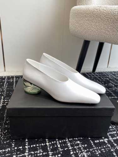 代购级 JIL sander 小众潮牌 24春夏超现代主义水晶透明跟 方头系列单鞋 凉鞋！这款现代风格凉鞋醒目吸睛，微风轻轻吹过，脚下的每一步都应该轻盈而自在。