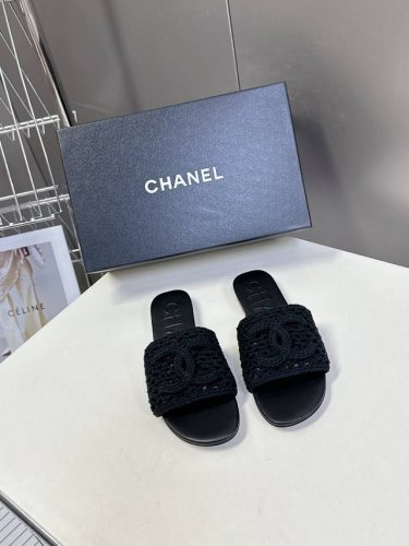 chanel香奈儿春夏最新款双C拖鞋 完全原版一比一复刻打造 版型超级正 最新时尚的设计 火遍全网的拖鞋，上脚又酷又时髦 独特设计最为抢眼吸晴 上脚还很好的修饰