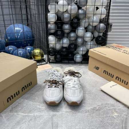出厂 代购级别独家首发miumiu缪缪棉鞋毛毛鞋2024秋冬新款英伦风系带乐福鞋MiuMiu秀场适当独一无二的擦色工艺工艺来自Miu Miu系列的细节特写 新季 - 点击图像关闭