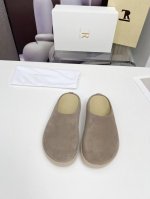 高品质出厂 The Row 25新款厚底包头拖 勃肯拖 复古味随意搭配都好看 一贯极简风格 没有任何Logo点缀 简单即是高级 这款绝对是时髦女性的必备单品 鞋