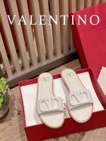 橙子出厂价p valentino 华伦天奴 春夏新款 金属V扣一字拖 平底拖鞋 外穿凉拖 新一季的华伦凉单鞋也太好看了 特别有质感的五金衬托出满满的高级感 上脚