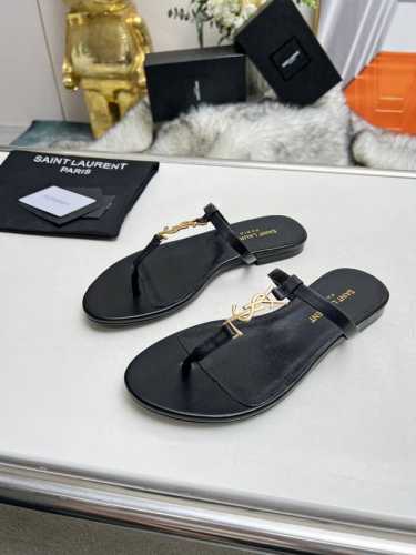 p直销 真皮底+40 工厂P编号：5678-2 Saint Laurent 圣罗兰 Ysl专柜经典夹脚凉拖鞋。高端定制顶级品质。延续家族经典五金扣设计，简约大气