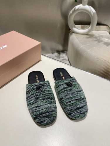 出厂 顶级版本代购级miumiu2025早春新款毛线编织包头拖鞋各大博主推荐，闭眼入都是不会后悔 随意搭配都好看，原版一比一开发鞋面：定制进口编织鞋底：橡胶大底