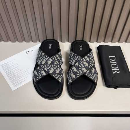 长期现货 元 3合一盒子 Dio* 这款 Dior Aqua 凉鞋优雅而休闲。交叉带设计，采用迪奥灰 Cd Diamond 图案帆布重新诠释，灵感源自 Dior - 点击图像关闭