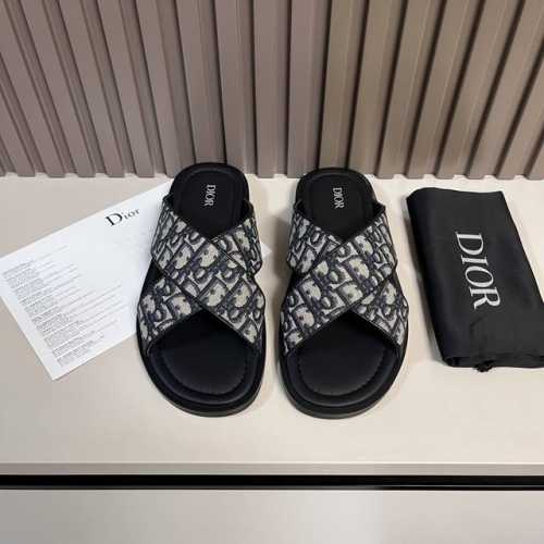 长期现货 元 3合一盒子 Dio* 这款 Dior Aqua 凉鞋优雅而休闲。交叉带设计，采用迪奥灰 Cd Diamond 图案帆布重新诠释，灵感源自 Dior