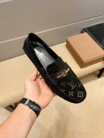实价 ，品牌Lv，新款新款，鞋面意大利原版牛皮，头层内里羊里，原版进口耐磨橡胶底，官网出品，春夏新品，心备佳品,廓形简洁利落，采用精湛的处理工艺。精美，穿着舒适 - 点击图像关闭