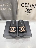 高版本出厂 Chanel* ｜小香2025 夏季新款度假沙滩拖鞋 这一季的拖鞋超美 极简大双C设计，万能搭百神器，简单又失不特色，任何场都合可以驾驭，舒度适极高
