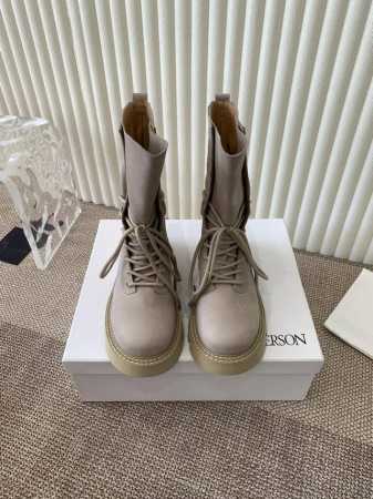 Jw Anderson#新款时髦圆头绑带马丁鞋 时髦的马丁靴，简约大气的设计让整双鞋子看起来可爱和俏皮，绑带更是增加了整体的时尚感。绑带还可以根据自己的喜好随意 - 点击图像关闭