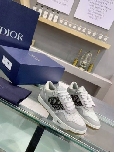 橙子出厂价p ，男码+10 Dior 迪奥 B27系列 运动鞋 滑板鞋 休闲鞋 情侣款 低帮# 这款运动鞋是该系列新品，延续经典款式。“Cd Icon”造型的鞋