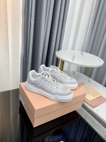 出厂 Miumiu 早春新款 休闲脏脏小白鞋 国内外博主刷爆的一款，小红书种草系列，复古又时髦上脚美炸了 简约的运动板鞋设计，极具辨识度的鞋舌，打造佛系甜美的休