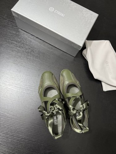 Quai 新品 玛丽珍鞋将甜美与时尚完美融合 精致交叉绑带搭配柔滑高光丝带蝴蝶结 灵动俏皮 鞋面细腻纹路与透气孔设计 兼具美观与舒适 轻松拿捏法式浪漫时髦感 鞋